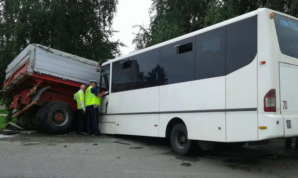 Śledczy zarzucają spowodowanie katastrofy kierowcy, który w poniedziałek doprowadził do wypadku w Świniarsku (Małopolska). Zginęła w nim jedna osoba, a 33 zostały ranne. Fot. Policja