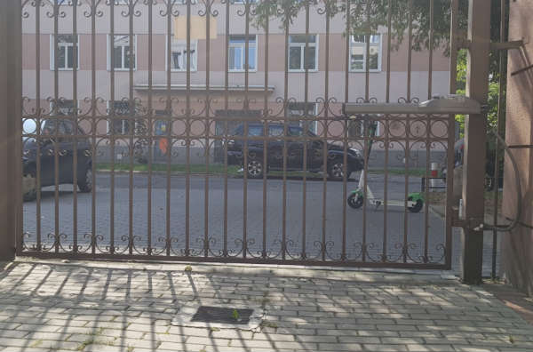 Elektryczna hulajnoga pozostawiona przed bramą Fot. Wojciech Kotowski
