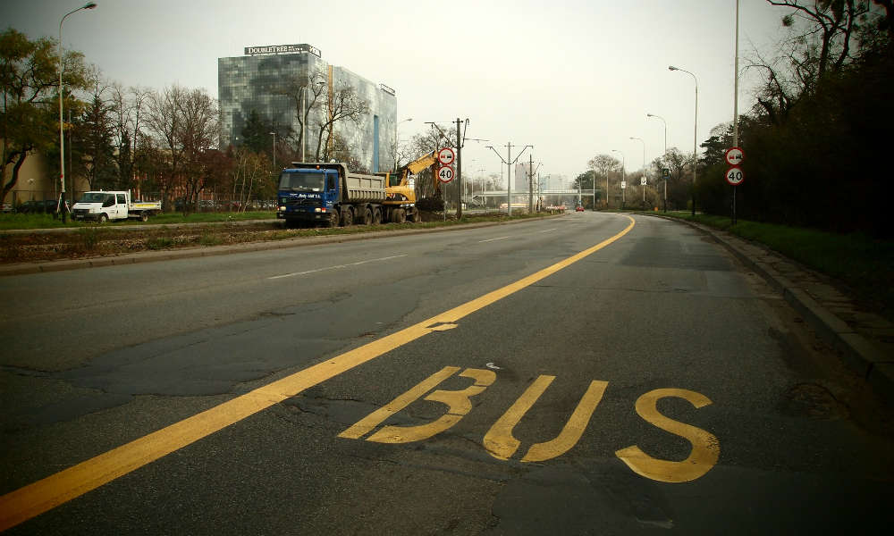 Według przedstawicieli Ministerstwa Infrastruktury nakaz jazdy na suwak nie będzie obowiązywał, jeśli pas ruchu będzie zmieniał się w buspas. Fot. PTER19/CC ASA 3.0