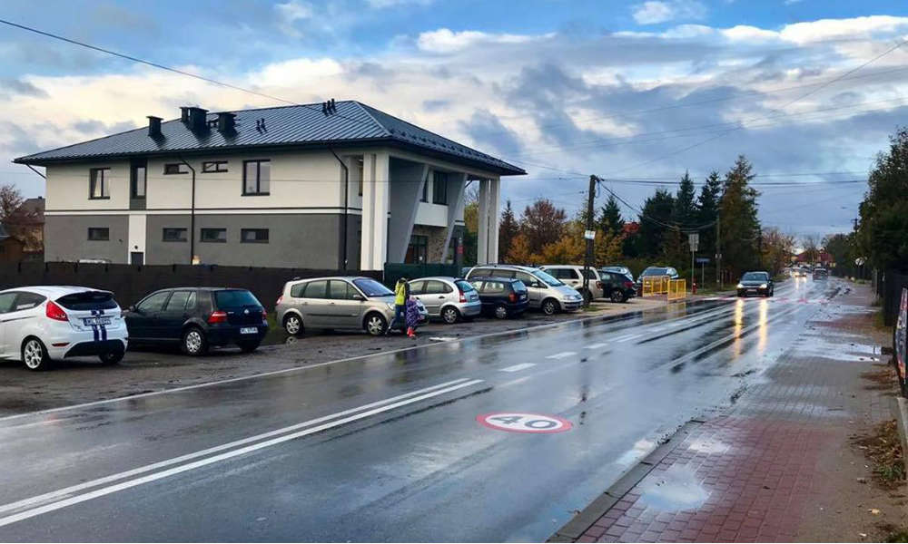 Przy tym przedszkolu gminnym w Chotomowie tysiące kierowców znacznie przekracza dozwoloną prędkość. Źródło: Konwent Aktywistów Gminnych - Gmina Jabłonna / Facebook
