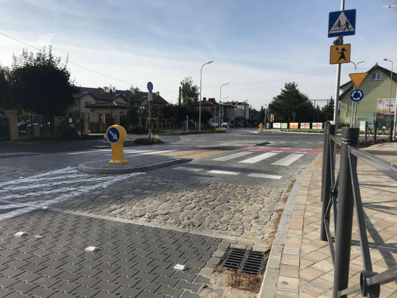 Skrzyżowanie przy szkole zostało zmienione na mini rondo. To jest wyniesione przed przejściami i zrobione z innej nawierzchni - kostki betonowej. Fot. Łukasz Zboralski/brd24.pl