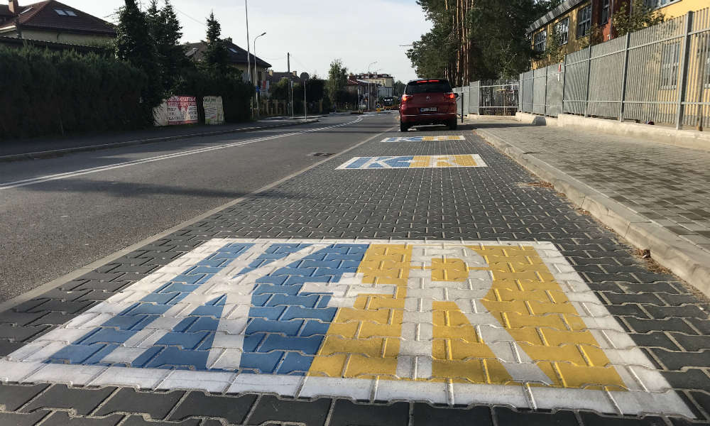 Parking "Kiss and ride" przed szkołą w Józefosławiu pozwala rodzicom łatwo podwieźć dzieci po drodze do swojej pracy. Fot. Łukasz Zboralski/brd24.pl