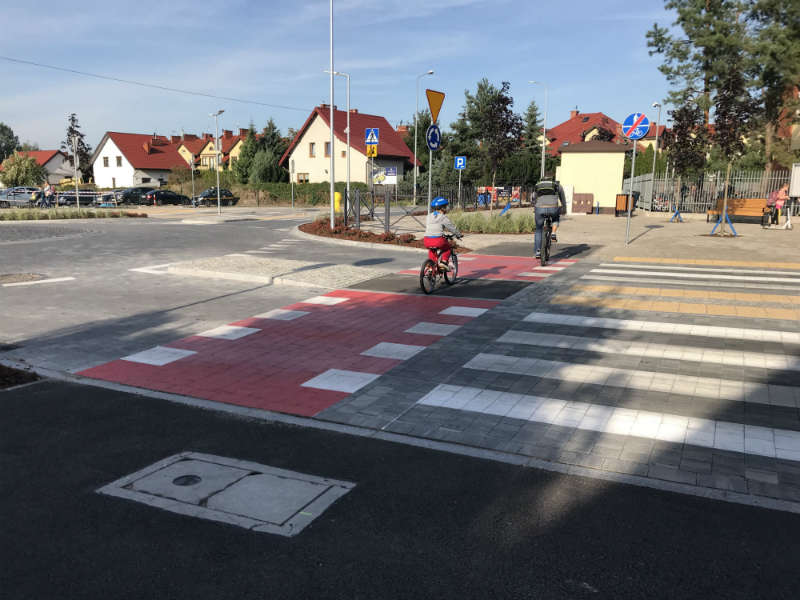 Przy szkole w Józefosławiu powstały ścieżki i przejazdy rowerowe. Fot. Łukasz Zboralski/brd24.pl