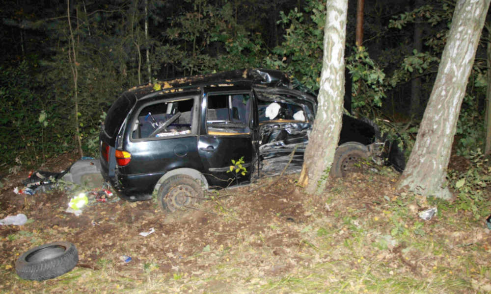 29-latek rano dachował dostawczym samochodem, a wieczorem vanem wjechał w drzewo. Fot. Policja