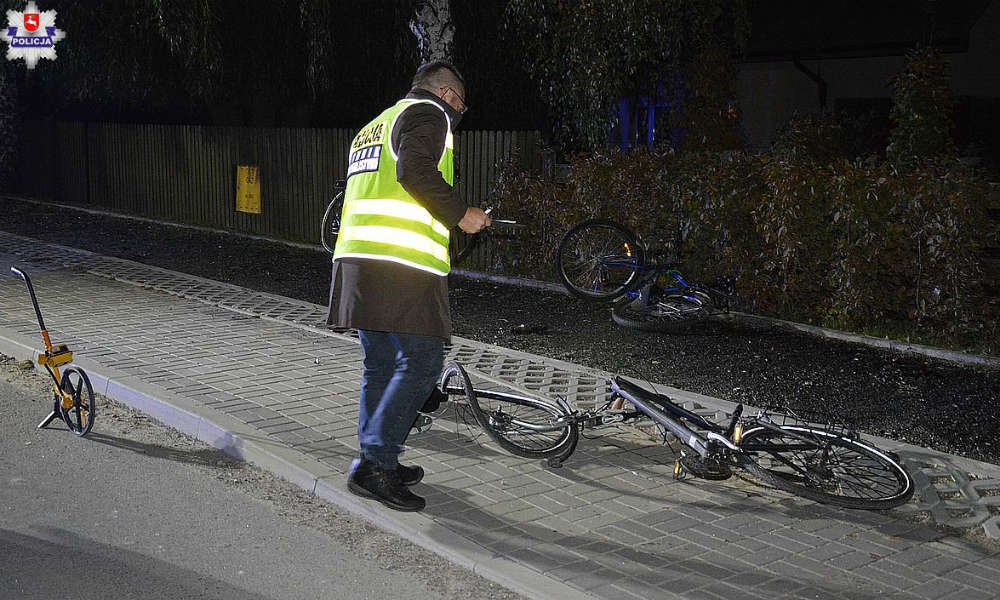 Pijany kierowca potrącił nastolatków jadących rowerami po chodniku. Fot. Policja