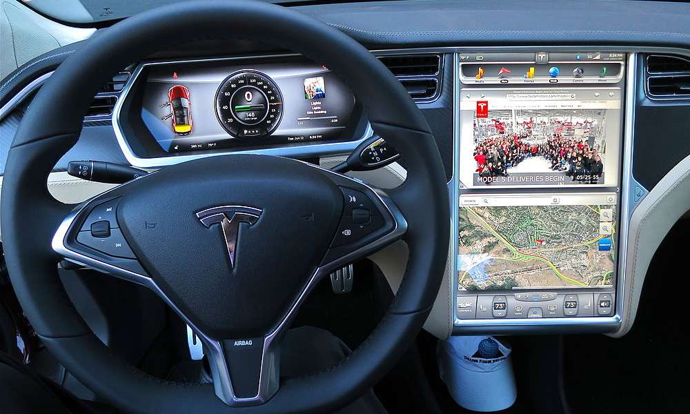 Wnętrze samochodu Tesla. Fot Wikimedia Commons/ jurvetson (Steve Jurvetson)