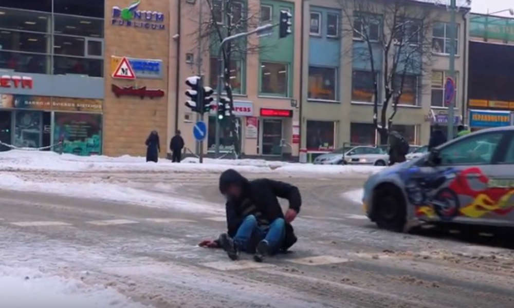 Sytuacja z pieszym na przejściu na Litwie Źródło: YouTube/Litewska Policja