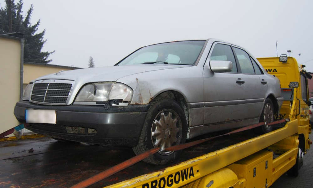 Kierowca tego mercedesa potrącił kobietę w Strzelcach Krajeńskich i uciekł Fot. Policja