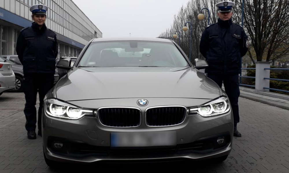 Podczas nowego obowiązku sprawdzania stanu licznika podczas kontroli drogowej policjanci z krakowskiej grupy SPEED wykryli pierwszy "kręcony" licznik w samochodzie zatrzymanego kierowcy. Fot. Policja