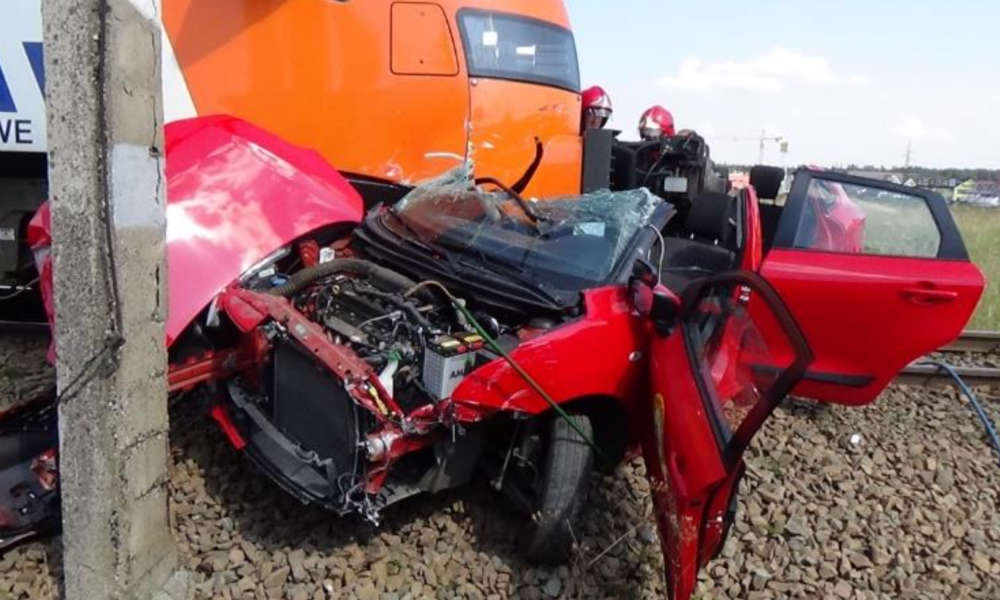 Wypadek na przejeździe kolejowo-drogowym w Szaflarach Fot. Raport PKBWK
