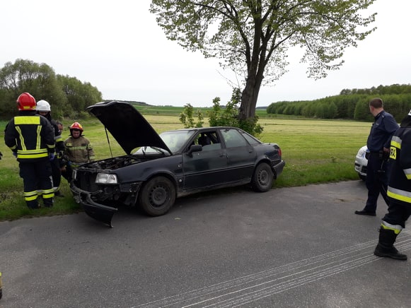 Po wypadku w Ziomakach kierowca zatrzymał się dopiero, gdy zjechał z drogi do rowu i uderzył w drzewo. Źródło: OSP Mokobody