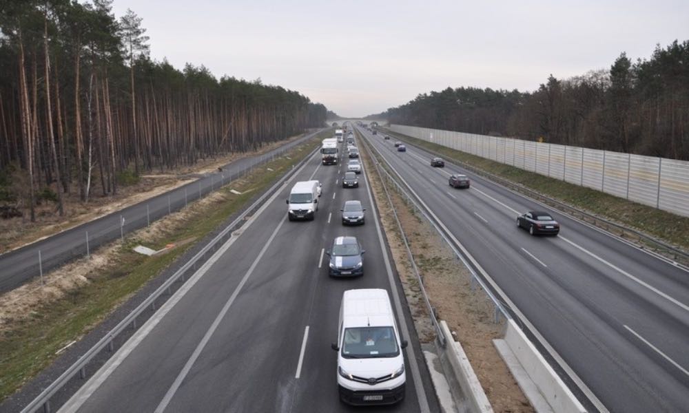 Na trasach szybkiego ruchu polscy kierowcy jeżdżą za blisko siebie. Na zdjęciu droga S3 pomiędzy węzłami Zielona Góra Północ i Niedoradz Fot. GDDKiA