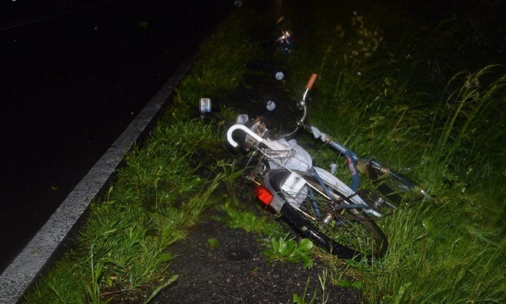 Kierowca potrącił 65-latkę prowadzącą rower po drodze wojewódzkiej i odjechał nie udzielając pomocy. Fot. Policja