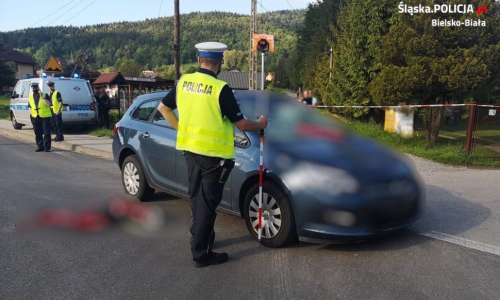 Kobieta wjechała czołowo w rowerzystki koło Bielska-Białej. Fot. Policja
