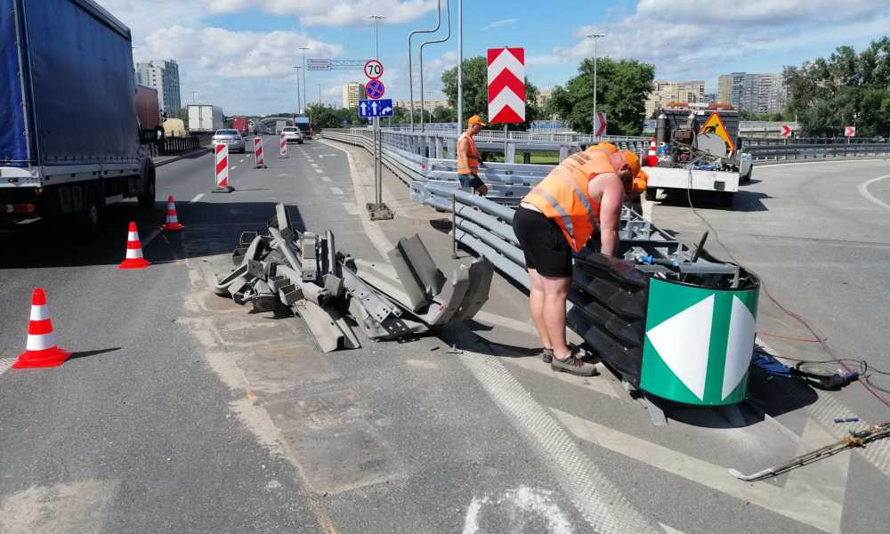 Naprawa osłony energochłonnej na trasie S8, w miejscu, gdzie na wiadukcie mostu Grota-Roweckiego kierowca autobusu zjechał z nasypu doprowadzając do śmiertelnego wypadku Fot. GDDKiA