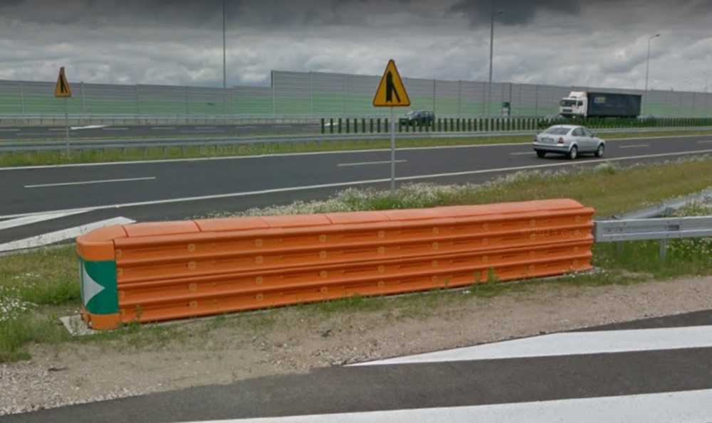 Poduszka zderzeniowa na węźle Pruszków na autostradzie A2 niepołączona z systemem barier ochronnych Źródło: Google Maps