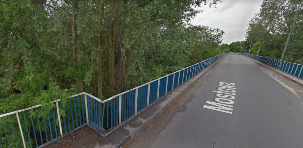Takie "bariery" jak w Chodakowie koło Sochaczewa nie zabezpieczają kierowców przed wypadnięciem z drogi. Fot. Google Maps
