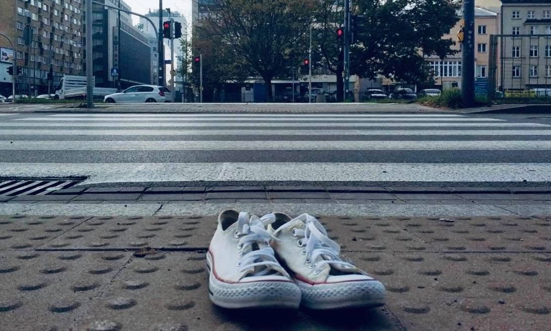 Piesza Masa Krytyczna położyła białe buty w miejscach, gdzie ginęli piesi w Polsce. Źródło: Miasto Jest Nasze/Twitter