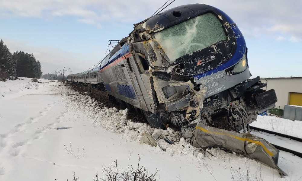 Pociąg InterCity wykolejony po zderzeniu z ciężarówką Fot. KW PSP Białystok