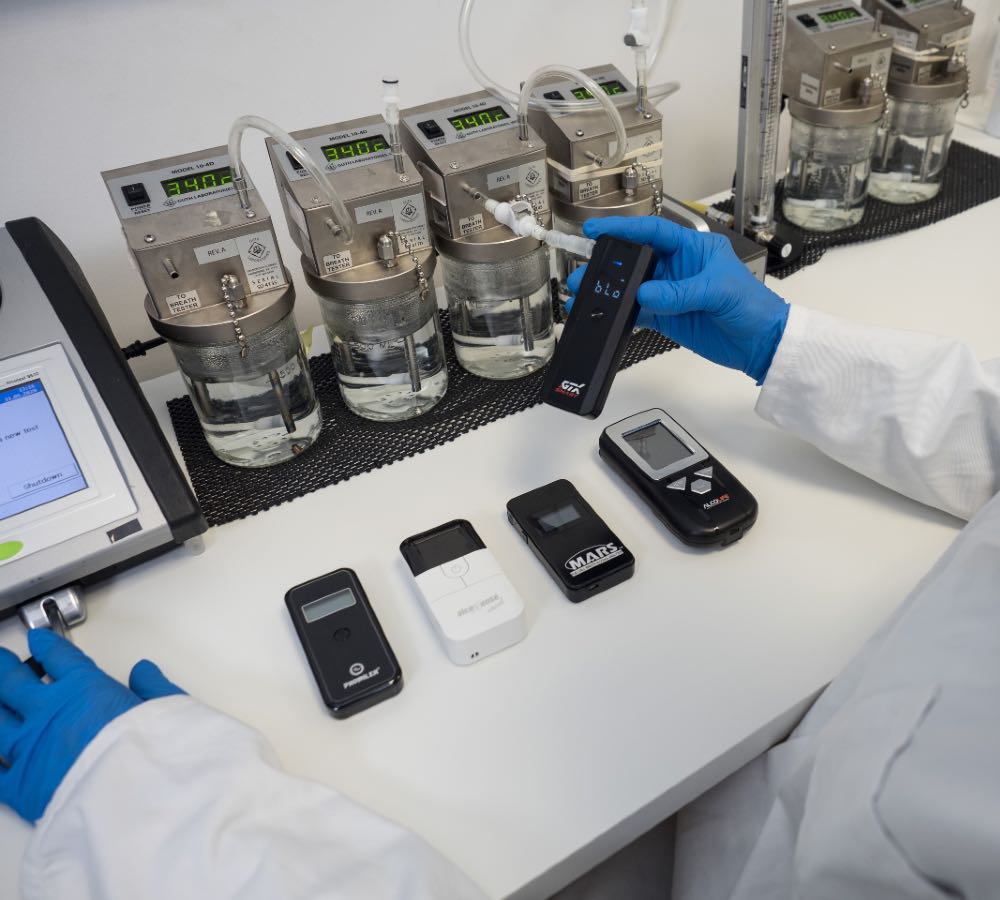 Test przeprowadziliśmy w laboratorium, gdzie mogliśmy poddać urządzenia wymagającym próbom. Fot. brd24.pl