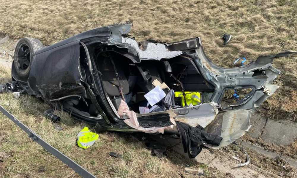 Opel zniszczony po kolizji na autostradzie A1 Fot. Policja