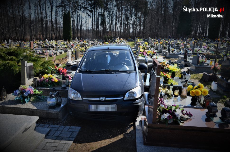 88-latek uznał, że przejedzie samochodem aleją między nagrobkami w Orzeszu. Fot. Policja