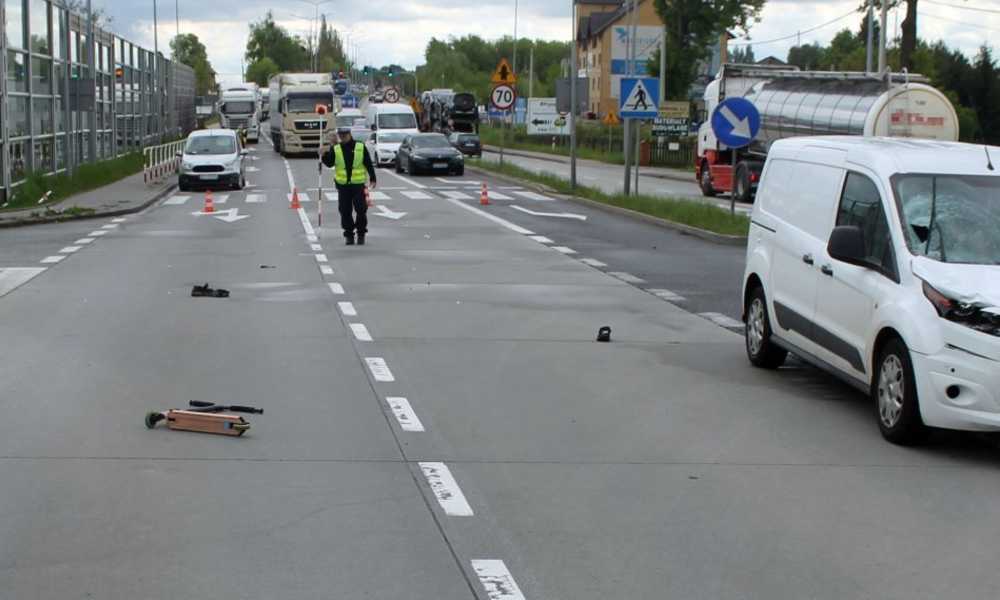 38-letni kierowca wjechał w chłopca prowadzącego hulajnogę po przejściu dla pieszych. Rzeczy dziecka odrzucone zostały na kilkanaście metrów. Fot. Policja