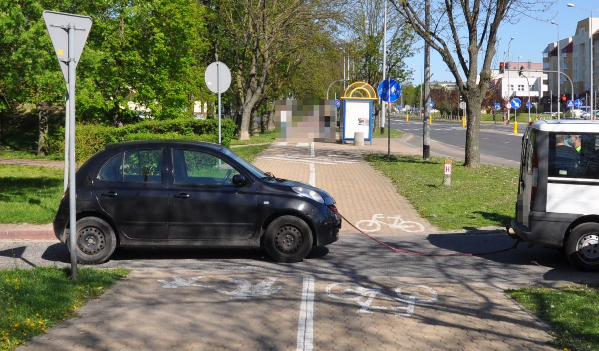 Kierowcy w Puławach holowali samochód liną, która nie spełniała wymagań zapisanych w prawie Fot. Policja