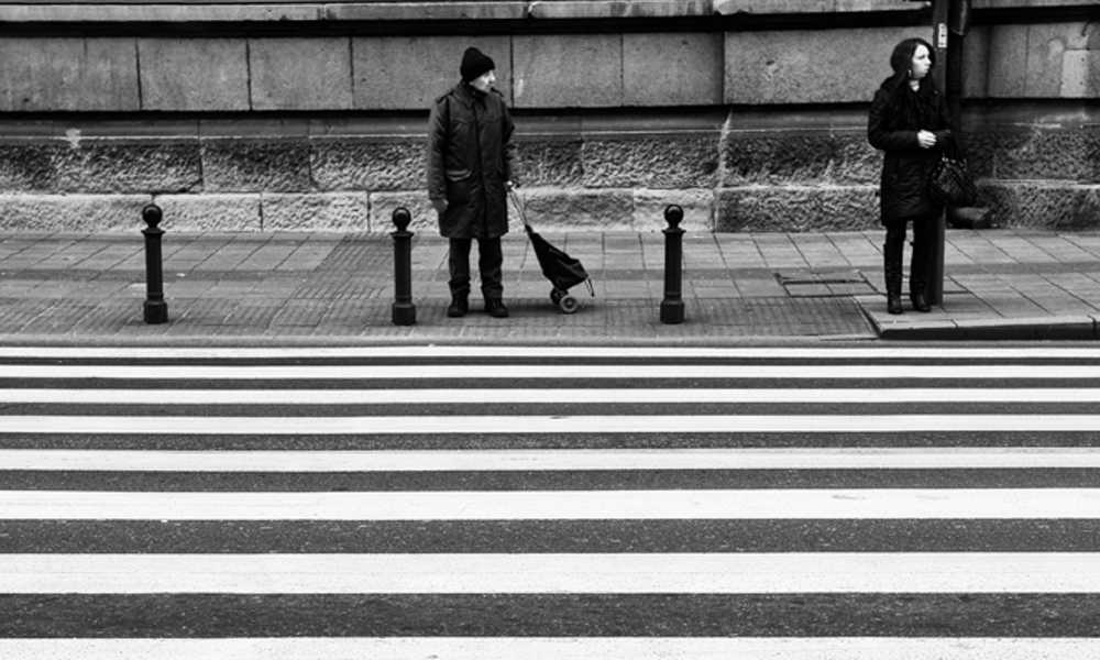 Pieszy czekający na wejście na przejście dla pieszych Fot. Nikos Koutoulas/Flickr/CC BY 2.0