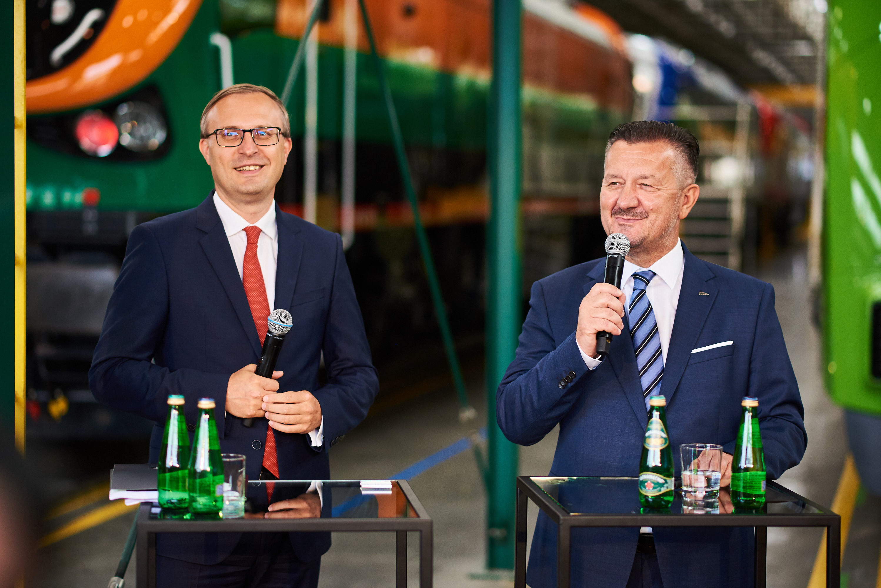 Paweł Borys, prezes Grupy PFR (z lewej) i Krzysztof Zdziarski, prezes zarządu Pesa Fot. Mat. prasowe