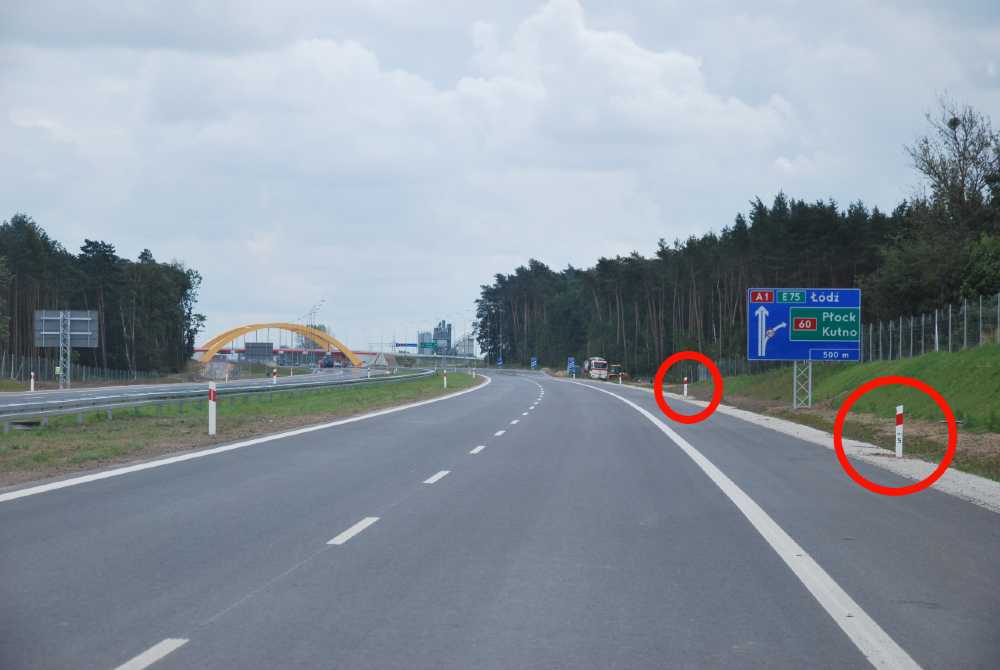 Słupki pikietażowe na autostradzie A1. Fot. GDDKiA