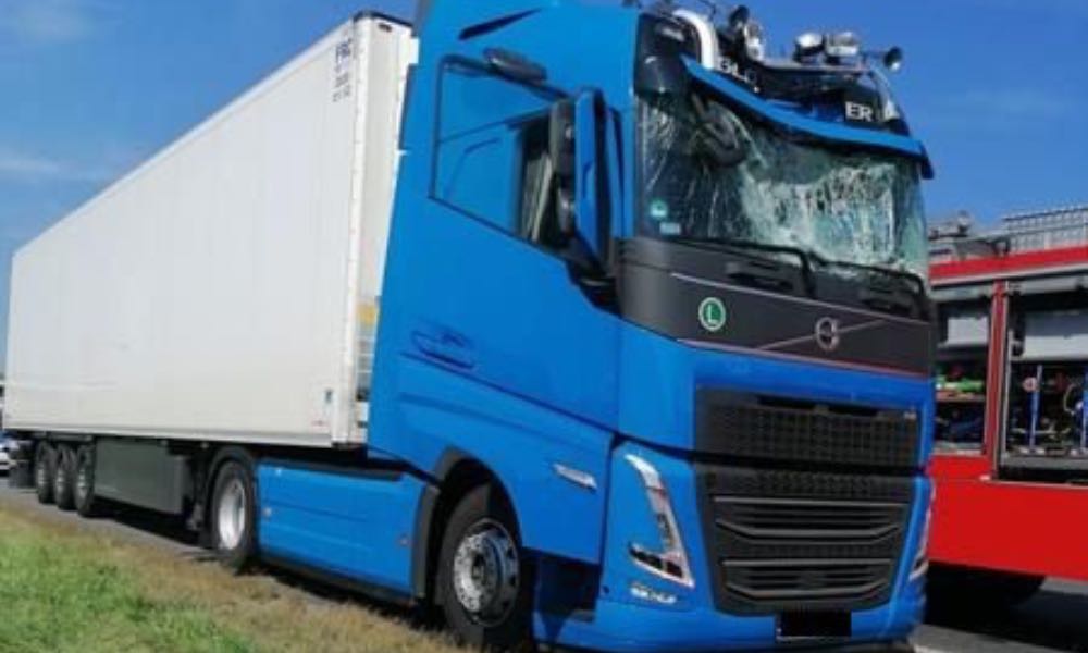Zniszczona kabina ciężarówki, na którą spadł na A4 samobójcą Źródło: Facebook/OSP Odrowąż