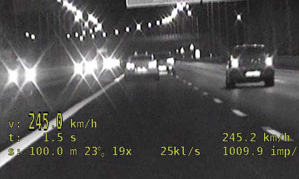 Kierowca sportowego nissana jechał ponad 240 km/h Źródło: Policja