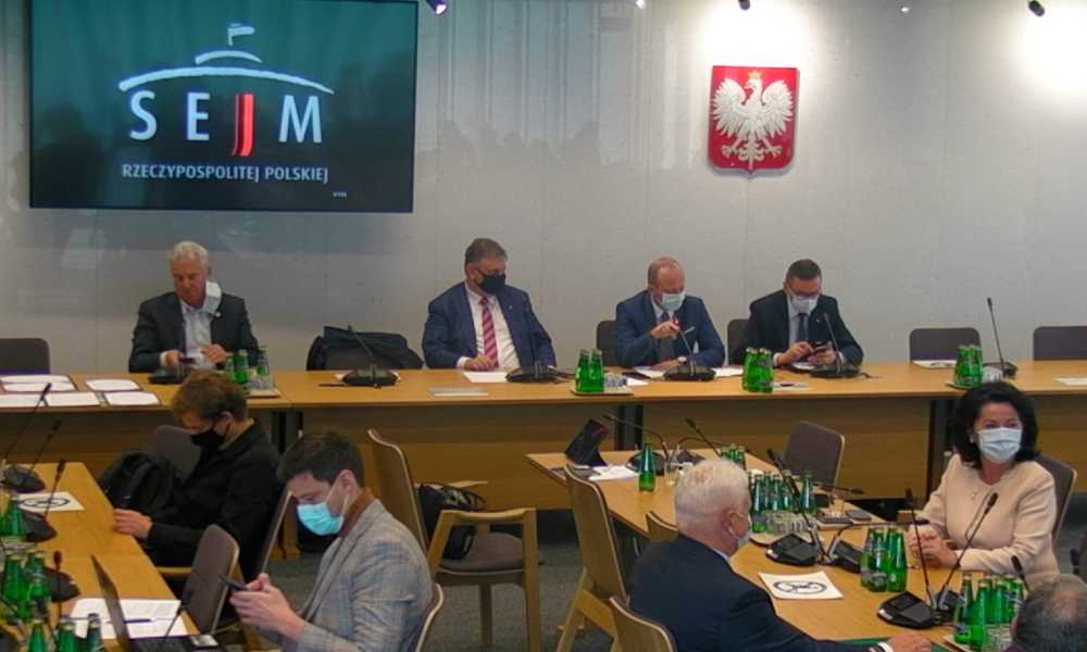 Na Komisji Infrastruktury posłowie zdecydowali, że projektem podwyższającym mandaty drogowe zajmie się specjalna podkomisja Źródło: Sejm