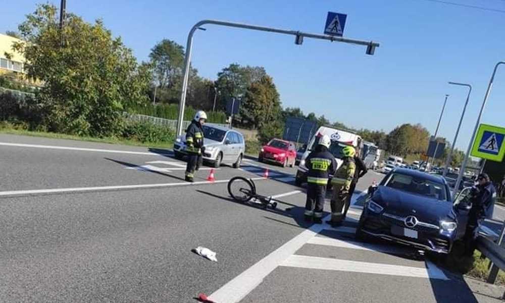 Potrącenie pieszej na przejściu w Sławkowie. W tle widoczny samochód burmistrza Olkusza Fot. Facebook/OSP w Sławkowie