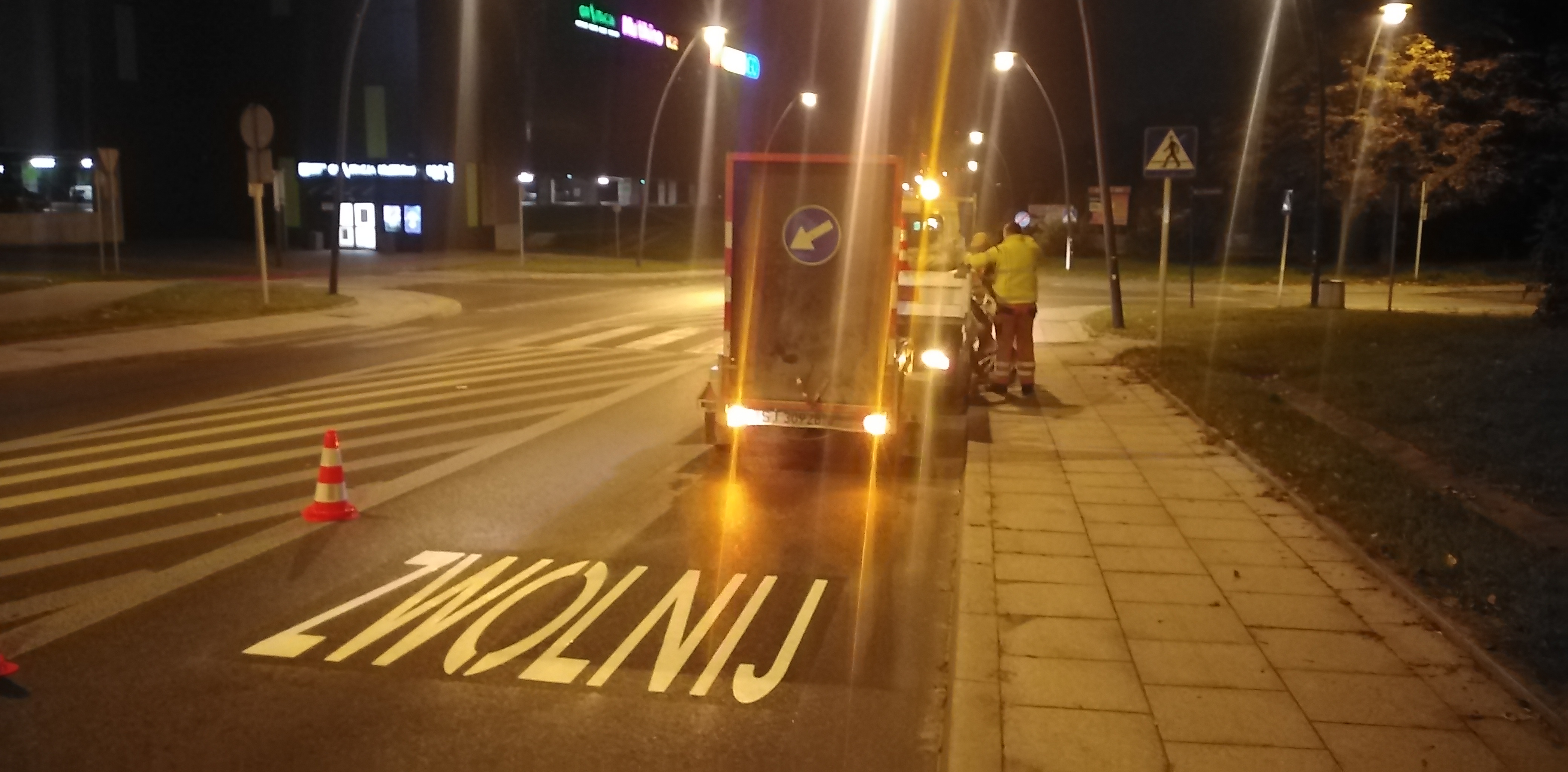 Malowanie napisów dla kierowców przed przejściami dla pieszych w Jaworznie Fot. Tomasz Tosza