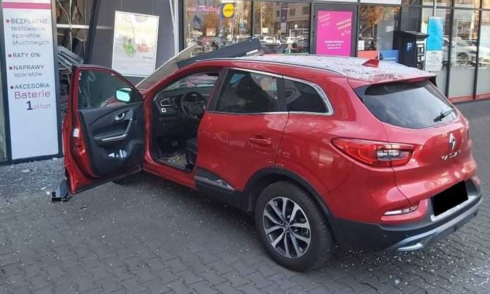 61-letni kierowca w Łodzi postanowił wyjechać z parkingu sklepowego siedząc na fotelu pasażera i pomagając sobie kijkami do nordic walking Fot. Policja
