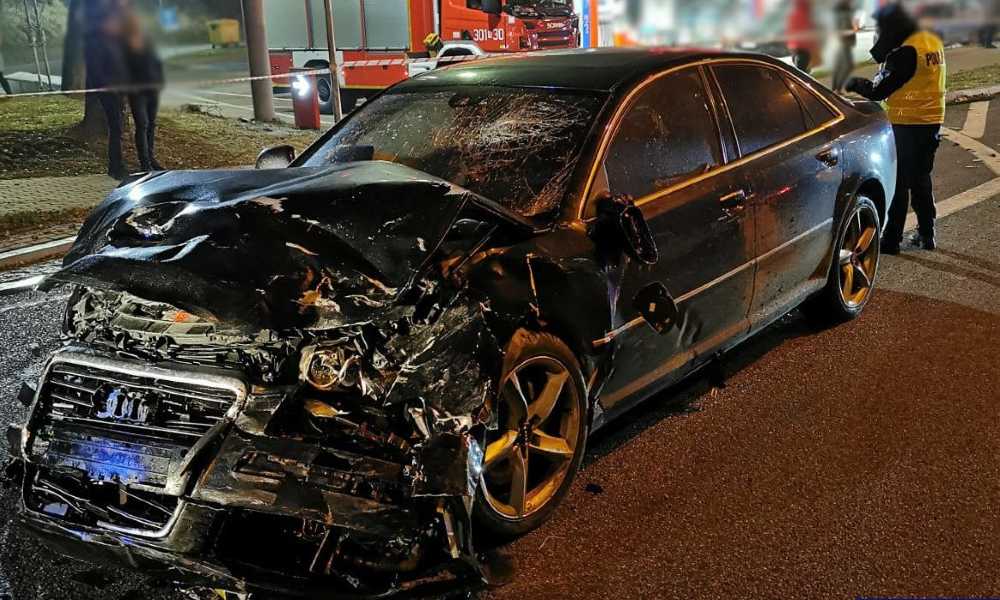 Audi A8 zniszczone po wypadku na ul. Bałtyckiej w Olsztynie. Jego 39-letni kierowca uciekł z miejsca wypadku Fot. Policja