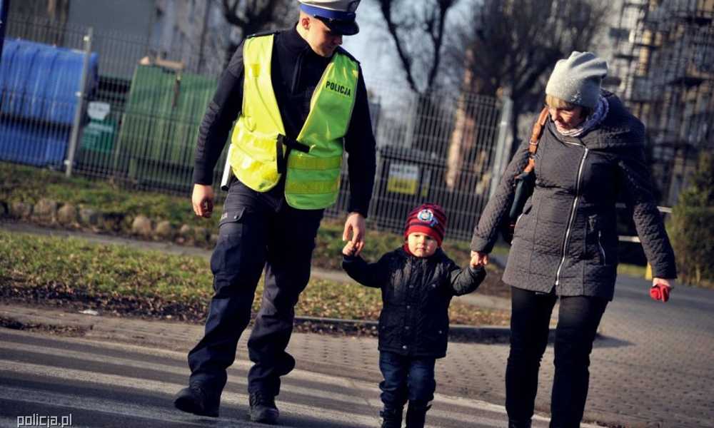 Piesi na przejściu Fot. Policja