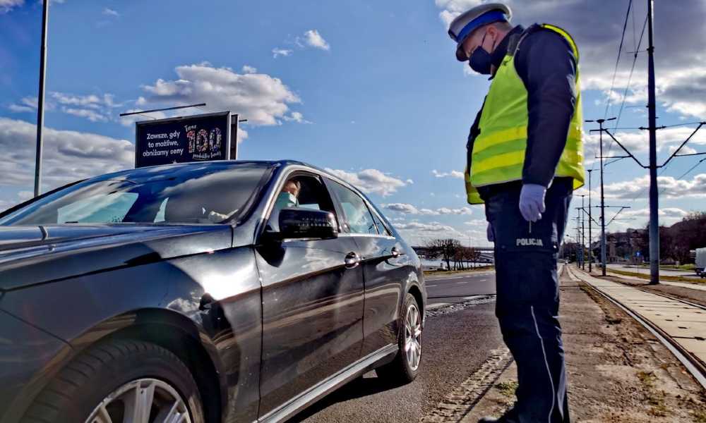 Policjanci ze Szczecina ukarali kierowcę za kolizję kwotą 5 tys. zł. Fot. Policja