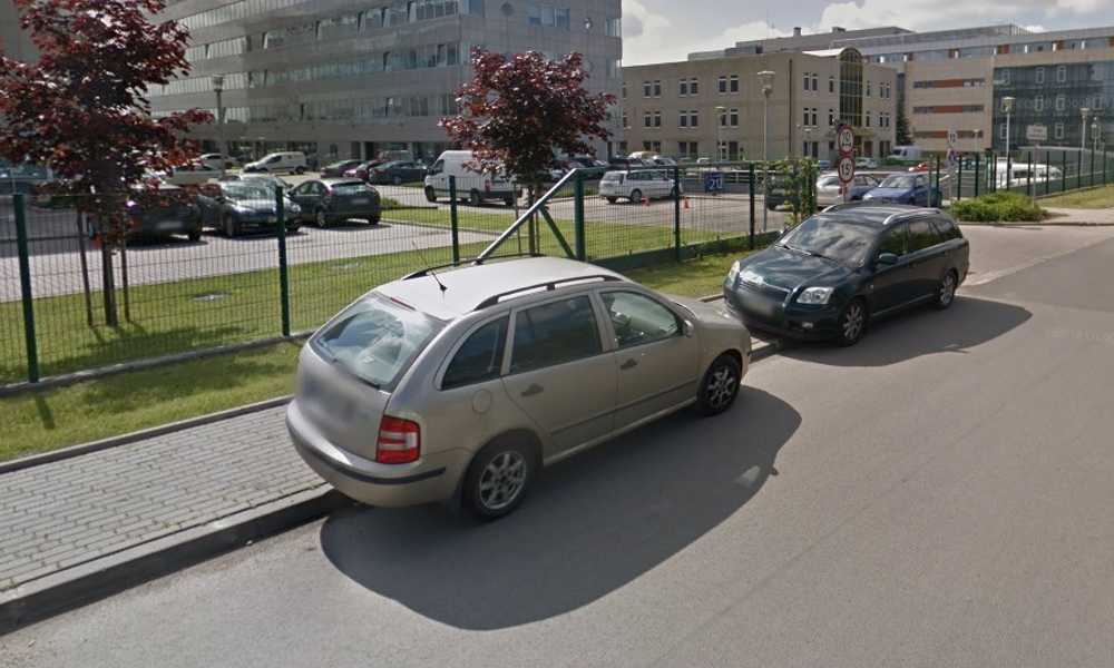 Samochody w Warszawie zaparkowane na chodniku w miejscu, gdzie mogą być legalnie zaparkowane na pasie ruchu Źródło: Google Maps