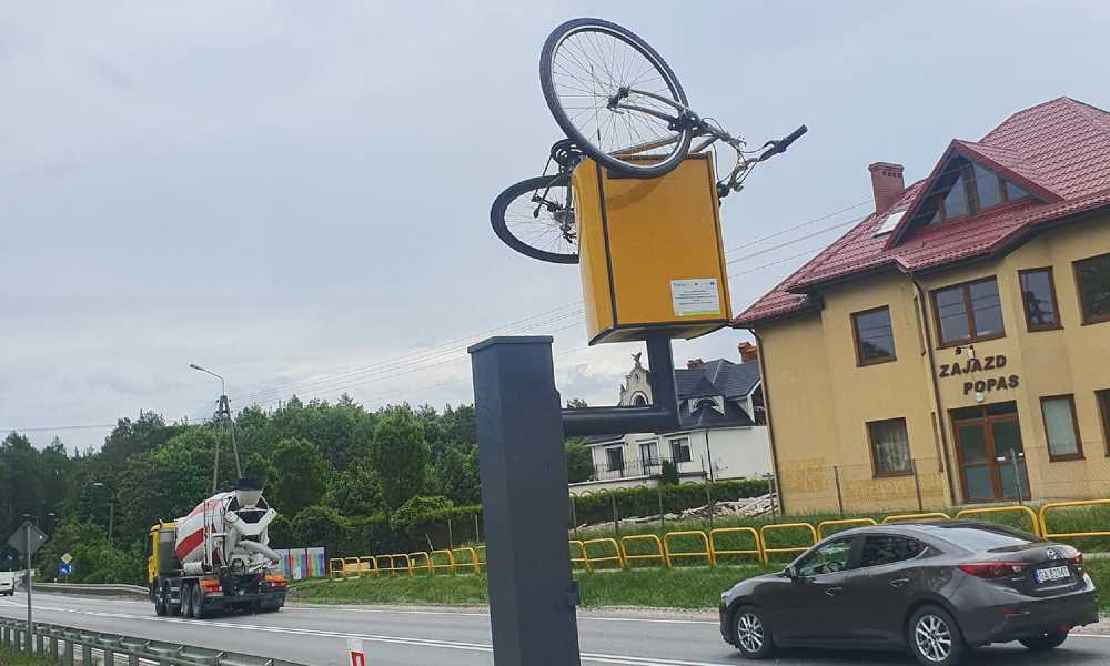 Fotoradar zasÅ‚oniÄ™ty przez rower na drodze krajowej nr 20 Å¹rÃ³dÅ‚o: Facebook/OSP Miszewo