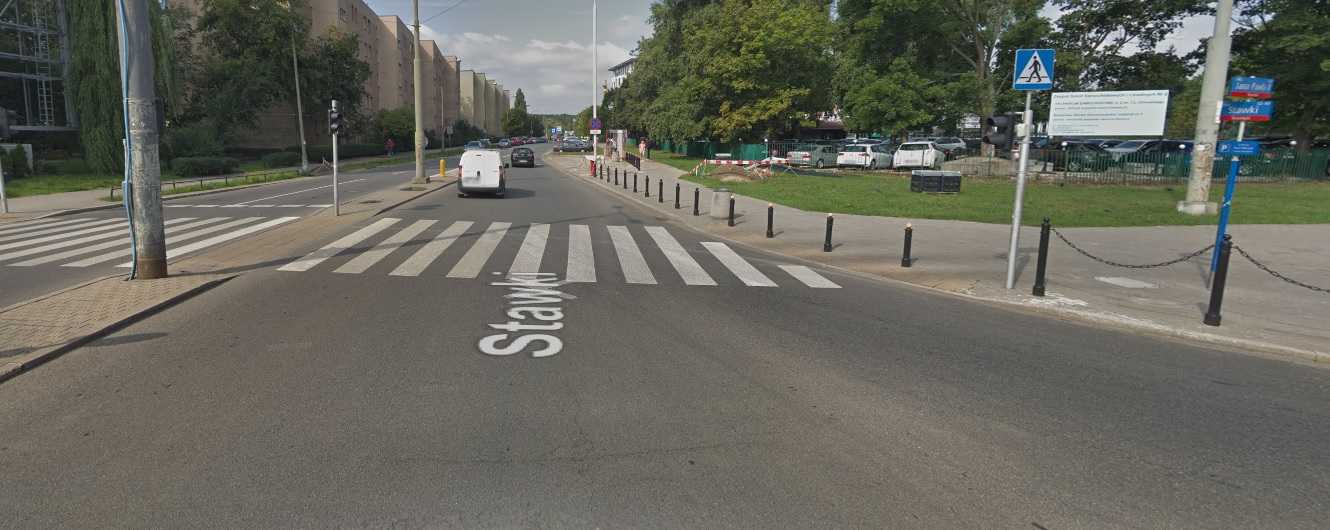 Zwężenie dwóch pasów ruchu do jednego za skrzyżowaniem ul. Stawki i Jana Pawła II w Warszawie Źródło: Google Maps