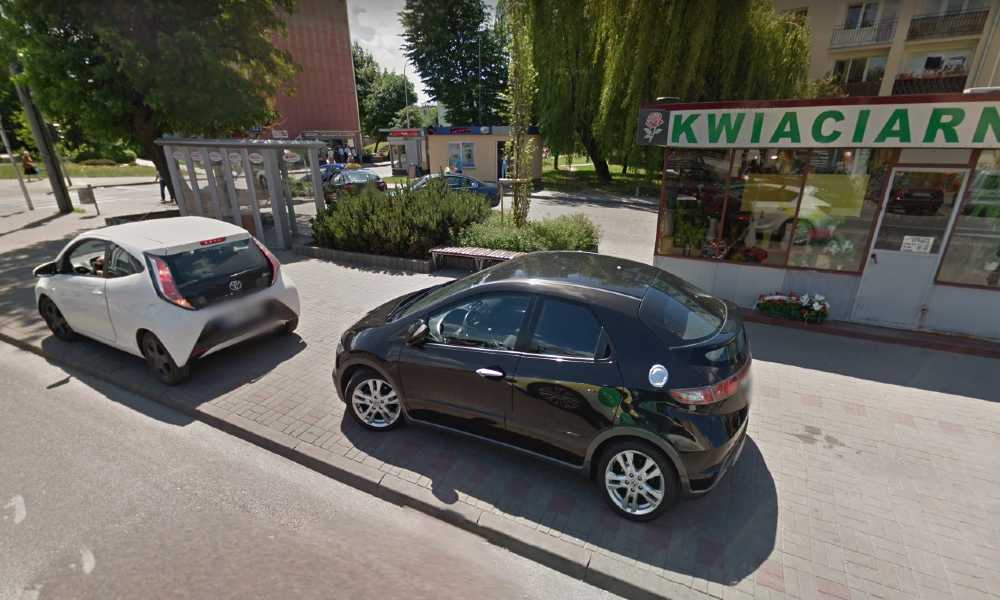 Samochody zaparkowane w Piasecznie. Dziś ich kierowcy muszą zostawić co najmniej 1,5 m chodnika dla pieszych. Od września część chodnika, na której nie można parkować ma mieć szerokość co najmniej 1,8 m. Źródło: Google Maps