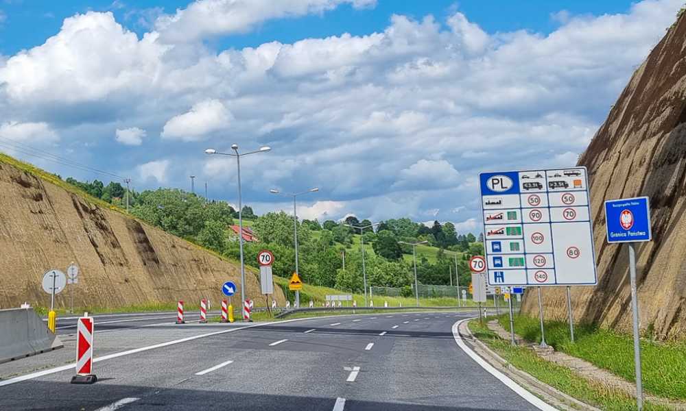 Tablica z dopuszczalnymi prędkościami na drogach w Polsce - znak na granicy w Zwardoniu, na trasie S1 Fot. GDDKiA