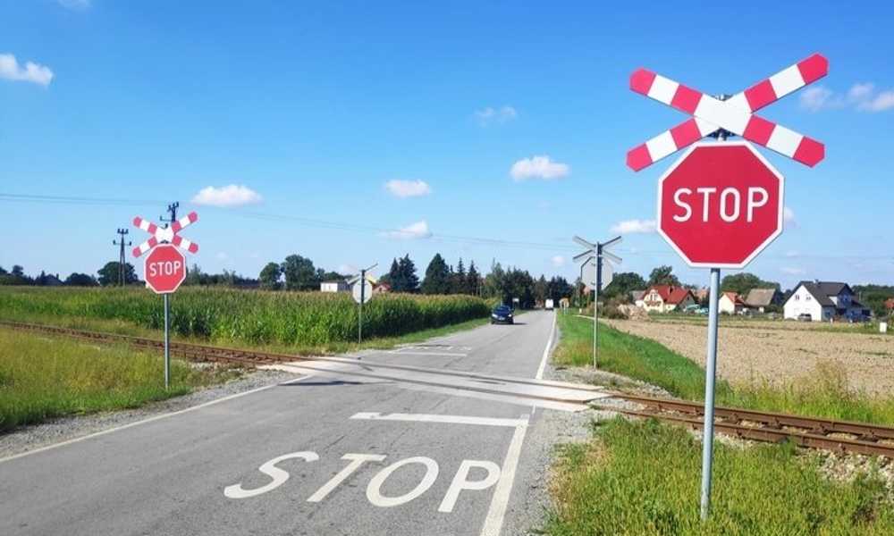 Przejazd kolejowo-drogowy ze znakiem STOP i znakiem Krzyż św. Andrzeja