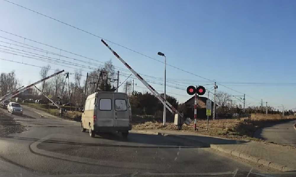 Kierowca wjeżdżający na przejazd kolejowy przy czerwonym świetle sygnalizatora źródło: YouTube/Bielskie Drogi