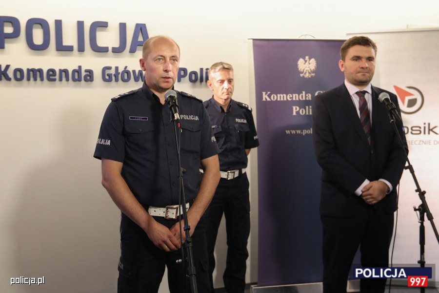Szef Bura Ruchu Drogowego KGP KGP mł. insp. Zdzisław Sudoł oraz Pan Paweł Bahyrycz przedstawiciel firmy Neptis S.A. podczas inicjacji wspólnej kampanii "Łapki na kierowncę" Fot. KGP