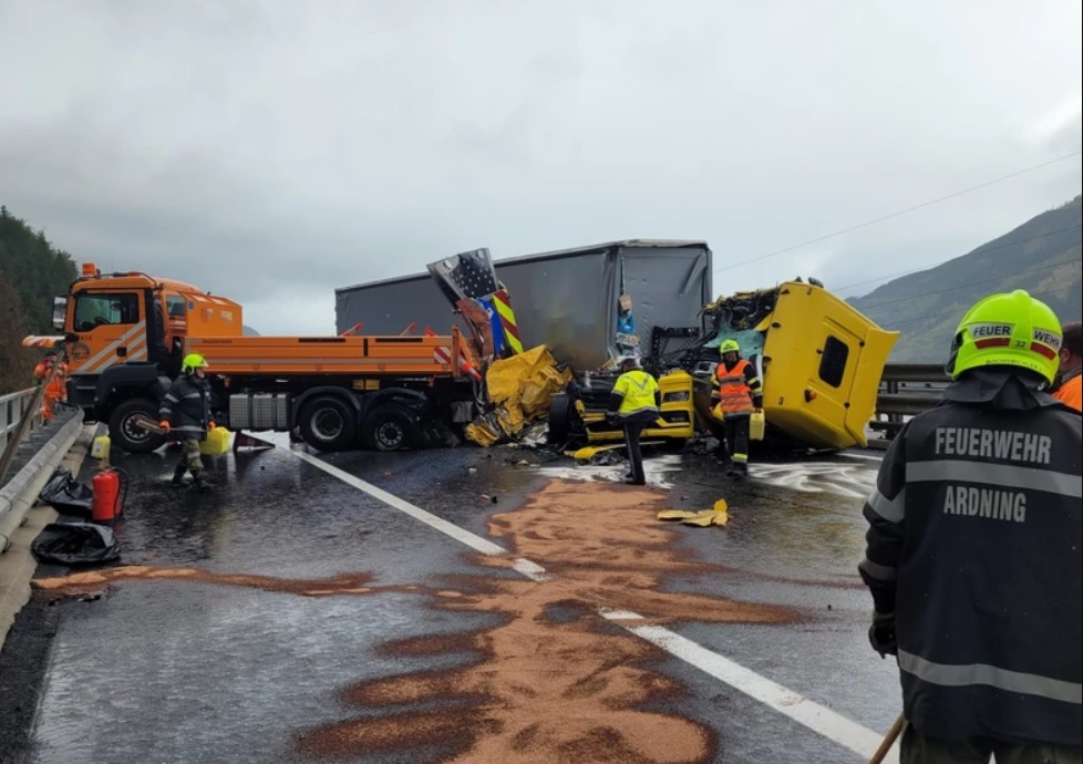 Na austriackiej autostradzie kierowca ciężarówki wjechał w auto drogowców - było zabezpieczone poduszką zderzeniową. Nikt z pracowników drogowych nie ucierpiał Fot. Feuerwehr Ardning