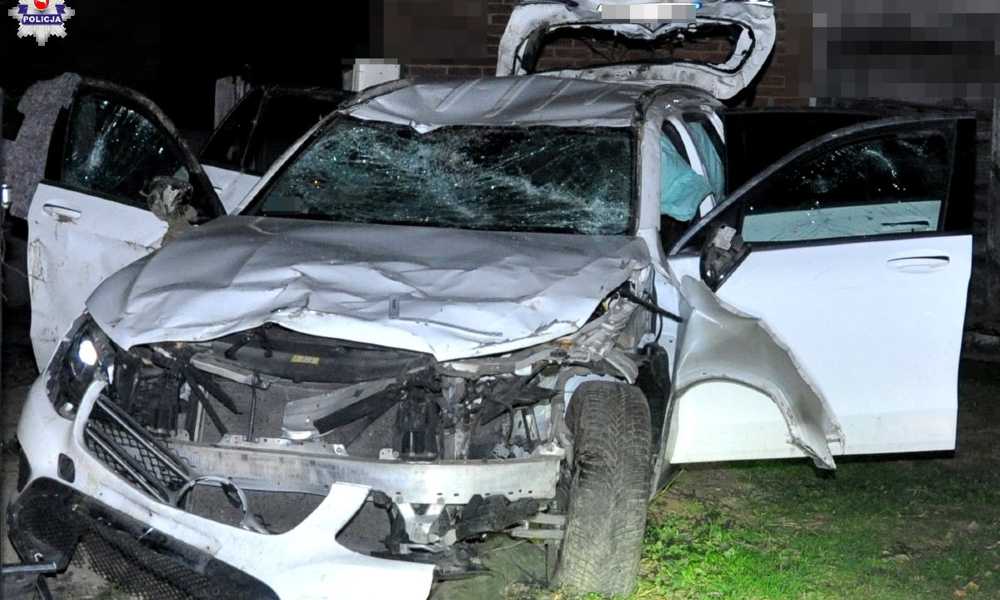 Mercedes zniszczony w dachowaniu Fot. Policja